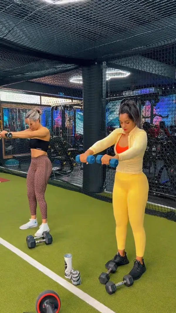 Portada del reel “Entrenamos juntas” de @michifit.rd