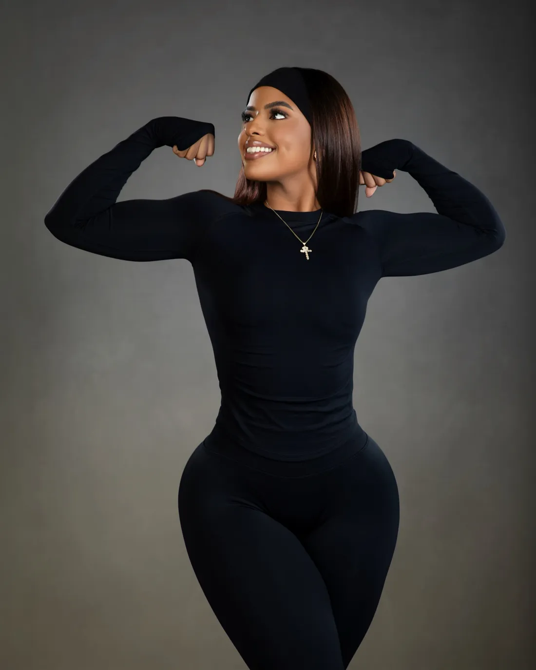 Michely Hernández, Michi, sonriendo y mostrando sus brazos con ropa negra de entrenamiento