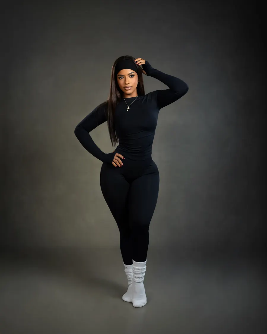 Retrato de cuerpo entero de Michely Hernández con ropa negra de entrenamiento
